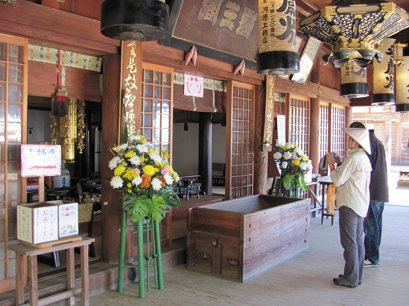 Paying respects at Yakuoji