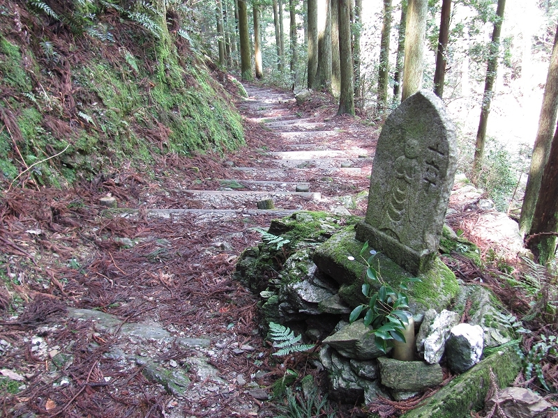Jizo statue on the path to Yokomineji